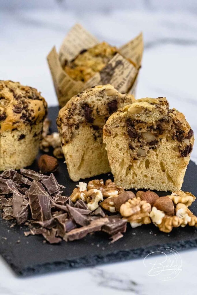 Beste Muffins mit Schokolade - Schokomuffins - einfaches Rezept - Rezept Muffins mit Schokolade und Nuss - extra locker und saftig selbst gemacht - Schoko Muffins und Schokoladen Muffins mit dunkler oder weißer Schokolade, Walnüssen,
