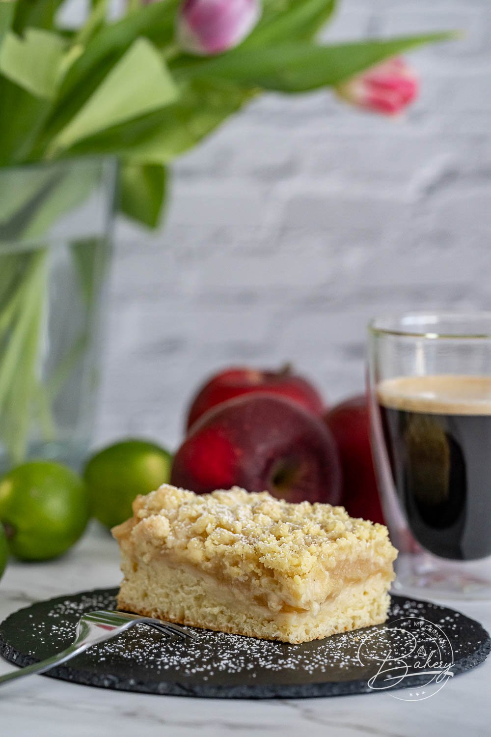Apfel Streuselkuchen Rezept - Hefekuchen lecker und einfach - Leckeres Apfel Streuselkuchen Rezept für Hefekuchen und Streuselkuchen. Kuchen mit Butterstreuseln und Apfelmus - schnelle einfache Anleitung - leckerer Hefekuchen - Rezept Blechkuchen - einfacher Kuchen mit Trockenhefe