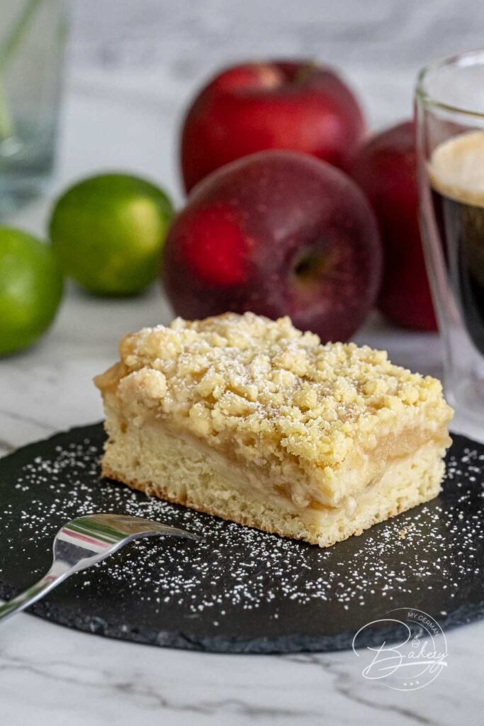 Apfel Streuselkuchen Rezept - Hefekuchen lecker und einfach - Leckeres Apfel Streuselkuchen Rezept für Hefekuchen und Streuselkuchen. Kuchen mit Butterstreuseln und Apfelmus - schnelle einfache Anleitung - leckerer Hefekuchen - Rezept Blechkuchen - einfacher Kuchen mit Trockenhefe