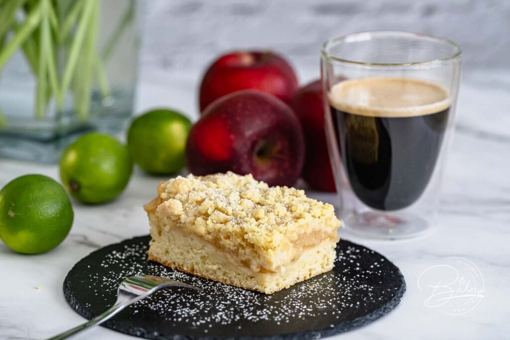 Apfel Streuselkuchen Rezept - Hefekuchen lecker und einfach - Leckeres Apfel Streuselkuchen Rezept für Hefekuchen und Streuselkuchen. Kuchen mit Butterstreuseln und Apfelmus - schnelle einfache Anleitung - leckerer Hefekuchen - Rezept Blechkuchen - einfacher Kuchen mit Trockenhefe
