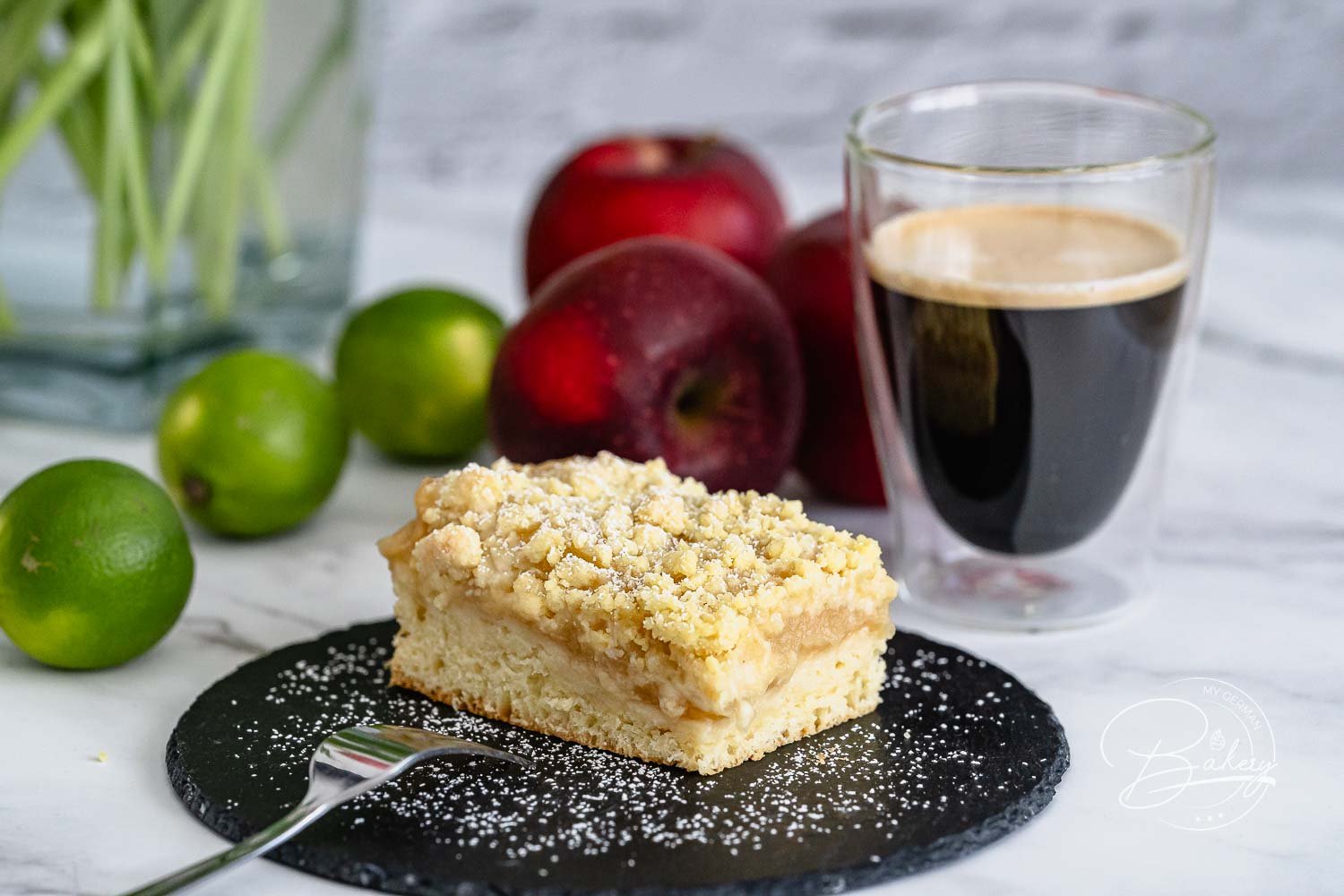 Apfel Streuselkuchen Rezept - Hefekuchen lecker und einfach - Leckeres Apfel Streuselkuchen Rezept für Hefekuchen und Streuselkuchen. Kuchen mit Butterstreuseln und Apfelmus - schnelle einfache Anleitung - leckerer Hefekuchen - Rezept Blechkuchen - einfacher Kuchen mit Trockenhefe