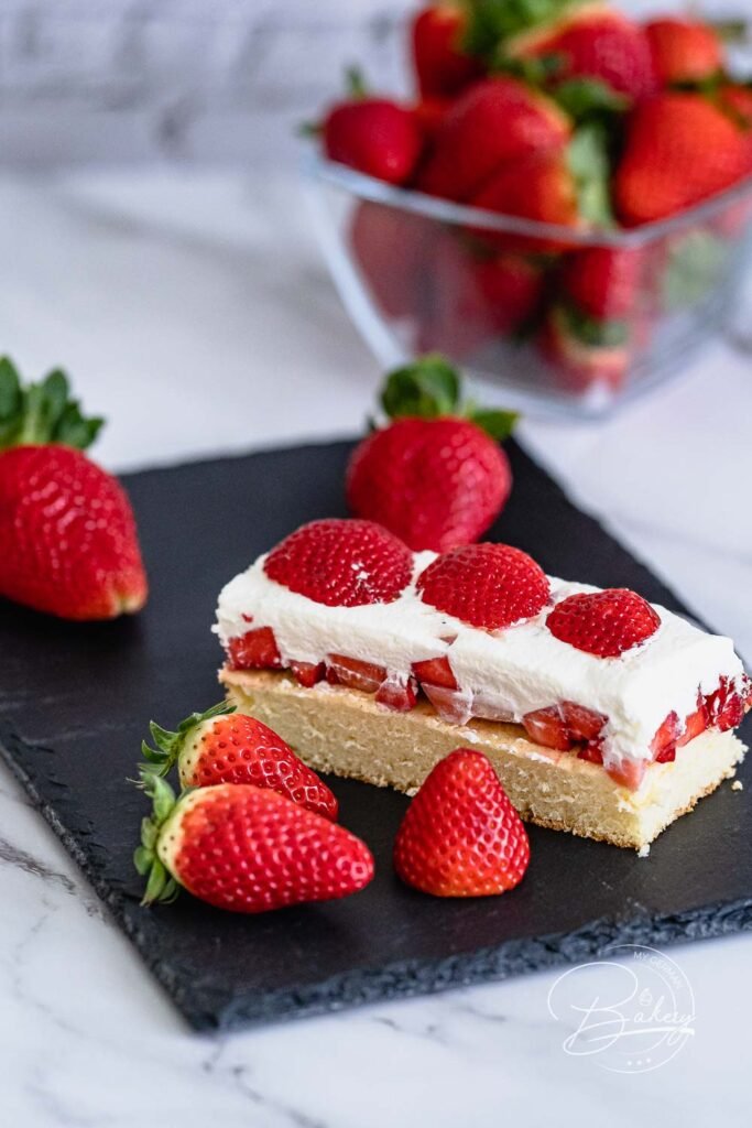 Erdbeerkuchen mit Sahne und Biskuit Boden - schnell und lecker - Blechkuchen mit Schlagsahne und frischen Erdbeeren - Erdbeerkuchen mit Sahne und Biskuit Boden - fruchtig, cremig, einfach lecker
