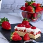 Erdbeerkuchen mit Sahne und Biskuit Boden - schnell und lecker - Blechkuchen mit Schlagsahne und frischen Erdbeeren - Erdbeerkuchen mit Sahne und Biskuit Boden - fruchtig, cremig, einfach lecker