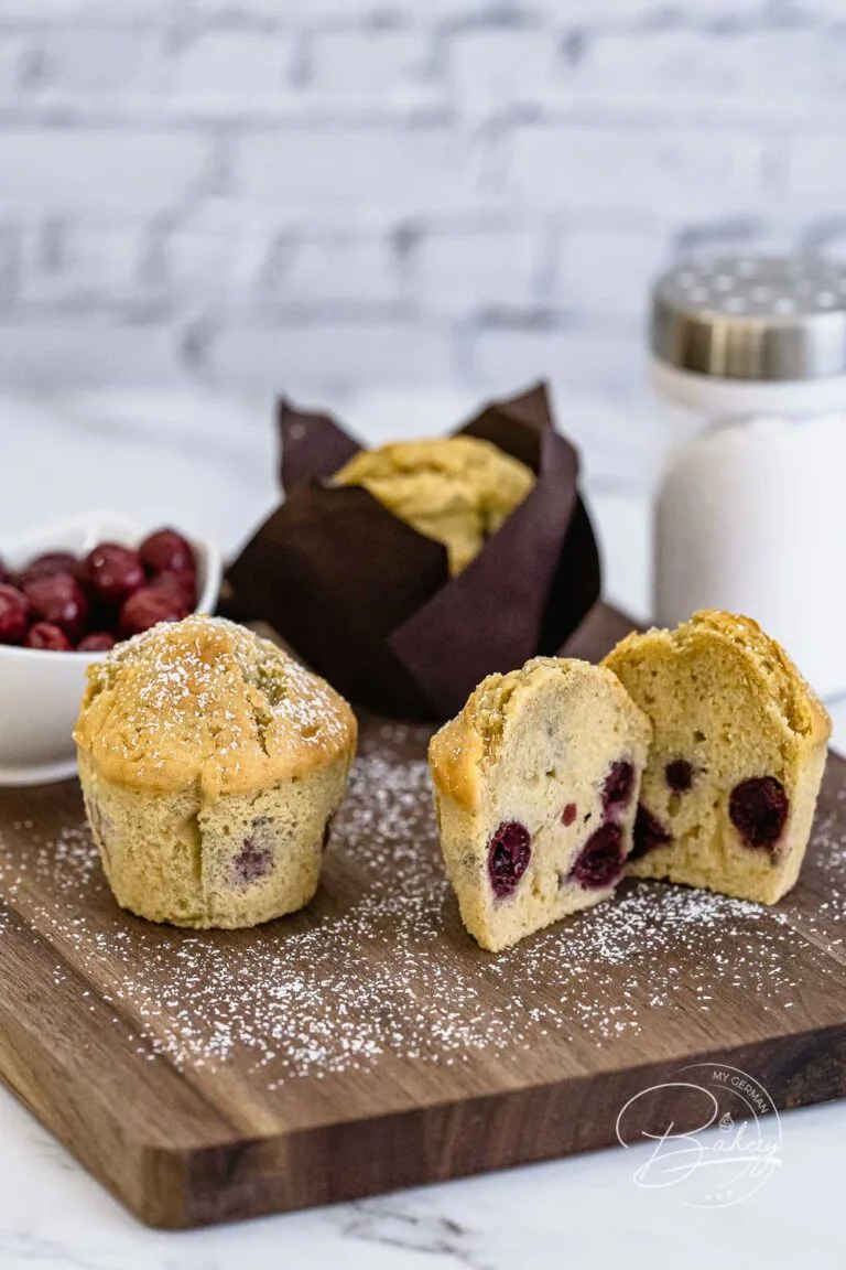 Rezept Kirsch Muffins - fruchtig, schnell und leicht - Rezept Muffins mit Kirschen - extra locker, fruchtig und saftig mit Buttermilch - Rezept für Kirsch Muffins mit Schattenmorellen und Sauerkirschen. Lecker, fruchtig, schnell und leicht sind diese Buttermilch Muffins im Ofen
