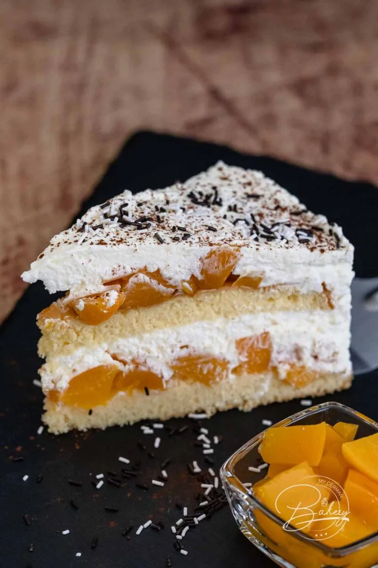 Pfirsichkuchen Rezept - Biskuit-Sahne-Torte mit Pfirsich - fruchtig und lecker - Sahnetorte mit Früchten - Sahnetorte für Hochzeiten, Geburtstage und Gäste - Pfirsich-Sahne-Torte - Lockere Biskuit-Torte - schnell gemacht