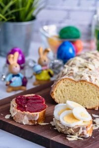 Süßer Stuten als Osterbrot - Hefezopf zum Oster-Frühstück - Rezept Süßer Stuten als Osterbrot - Hefezopf zum Oster-Frühstück - einfach gemacht als Brioche - Leckeres Osterbrot als süßer Stuten und einfacher Hefezopf zum Oster-Frühstück oder Brunch zu Ostern. Fluffig und pur, aber auch mit Mandeln oder Rosinen
