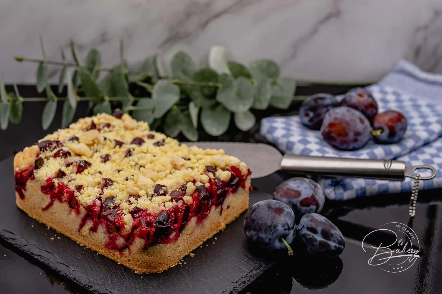 Pflaumen Streuselkuchen Rezept - Blechkuchen schnell und einfach - Pflaumenkuchen Rezept mit Streusel für ein Blech Zwetschgenkuchen. Schneller und einfacher Blechkuchen mit Pflaumen. Saftig, weich, knusprig,