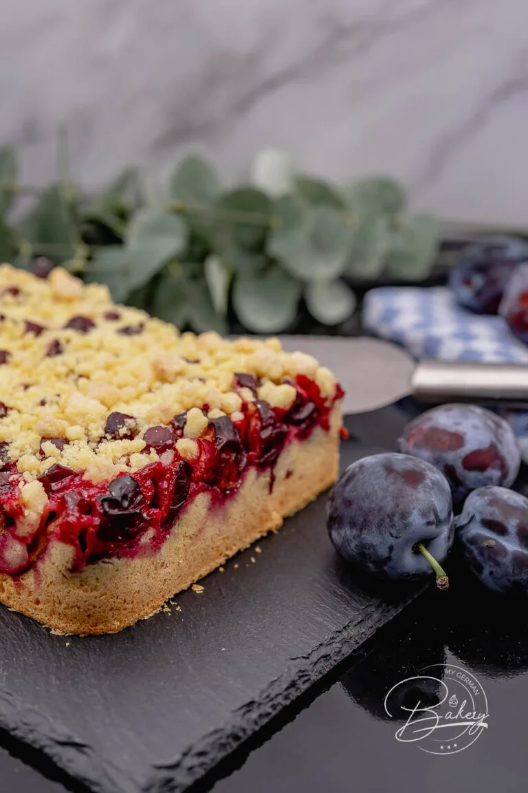 Pflaumen Streuselkuchen Rezept - Blechkuchen schnell und einfach - Pflaumenkuchen Rezept mit Streusel für ein Blech Zwetschgenkuchen. Schneller und einfacher Blechkuchen mit Pflaumen. Saftig, weich, knusprig,