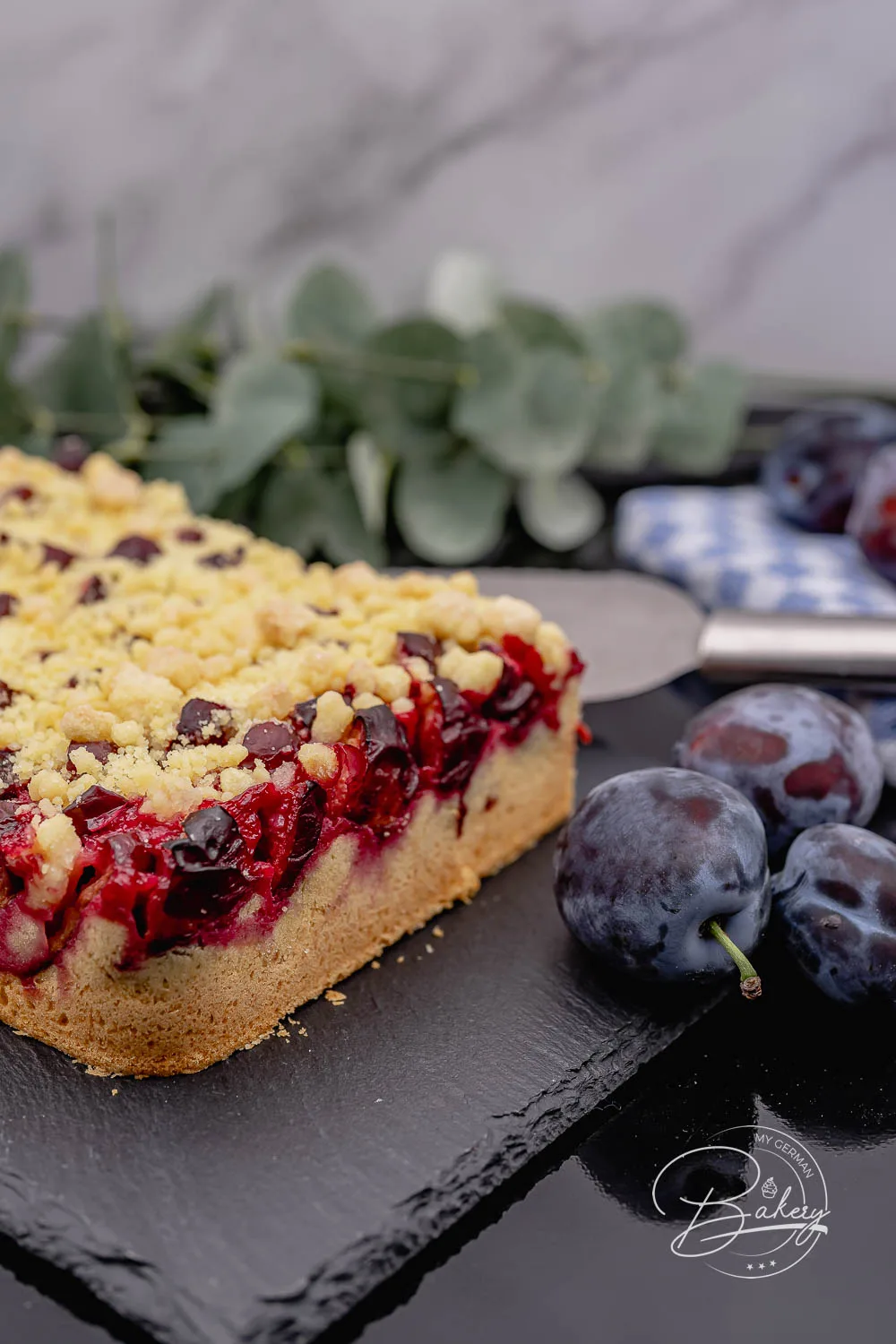 Pflaumen Streuselkuchen Rezept - Blechkuchen schnell und einfach - Pflaumenkuchen Rezept mit Streusel für ein Blech Zwetschgenkuchen. Schneller und einfacher Blechkuchen mit Pflaumen. Saftig, weich, knusprig,