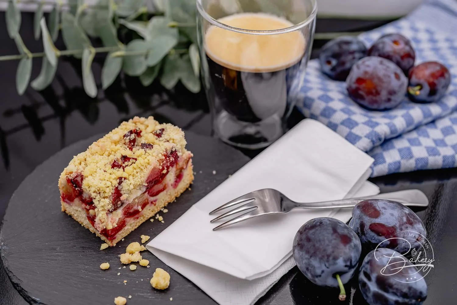 Pflaumen Streuselkuchen Rezept - Blechkuchen schnell und einfach - Pflaumenkuchen Rezept mit Streusel für ein Blech Zwetschgenkuchen. Schneller und einfacher Blechkuchen mit Pflaumen. Saftig, weich, knusprig,