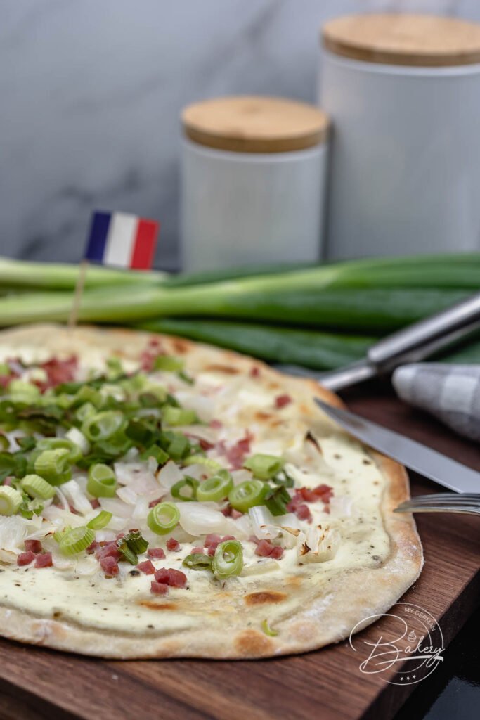 Flammkuchen Rezept - Einfacher Elsässer Flammkuchenteig für dünnen Zwiebelkuchen - Rezept Flammkuchen - Einfaches Flammkuchen Rezept ohne Vorbereitung - gelingt immer - wie in Frankreich