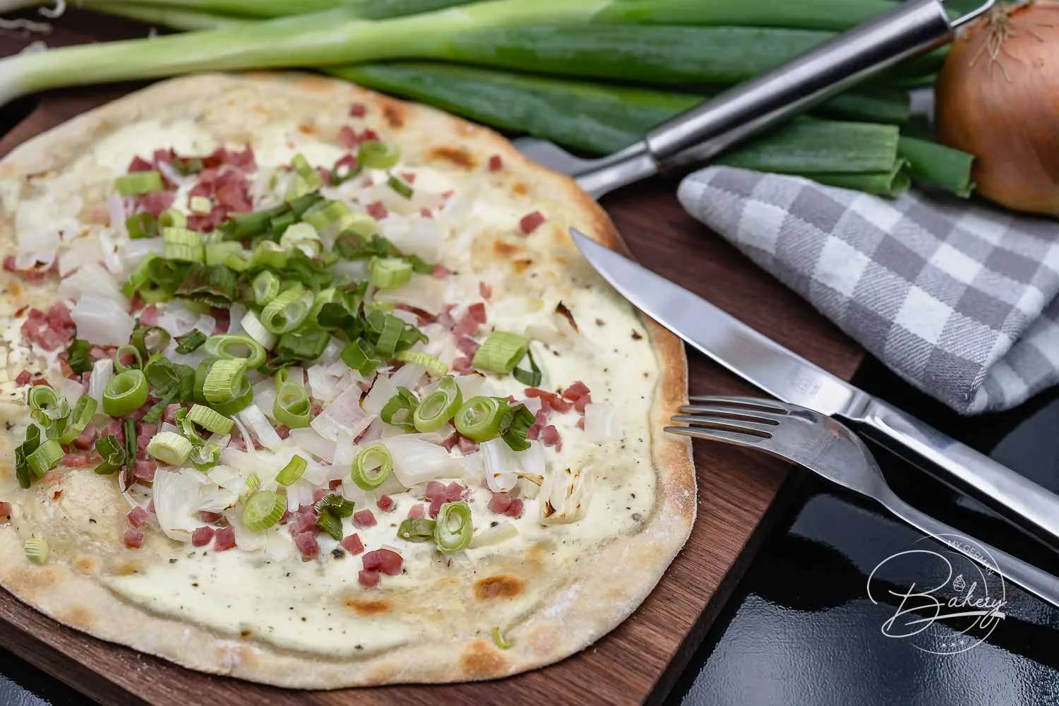 Flammkuchen Rezept - Einfacher Elsässer Flammkuchenteig für dünnen Zwiebelkuchen - Rezept Flammkuchen - Einfaches Flammkuchen Rezept ohne Vorbereitung - gelingt immer - wie in Frankreich