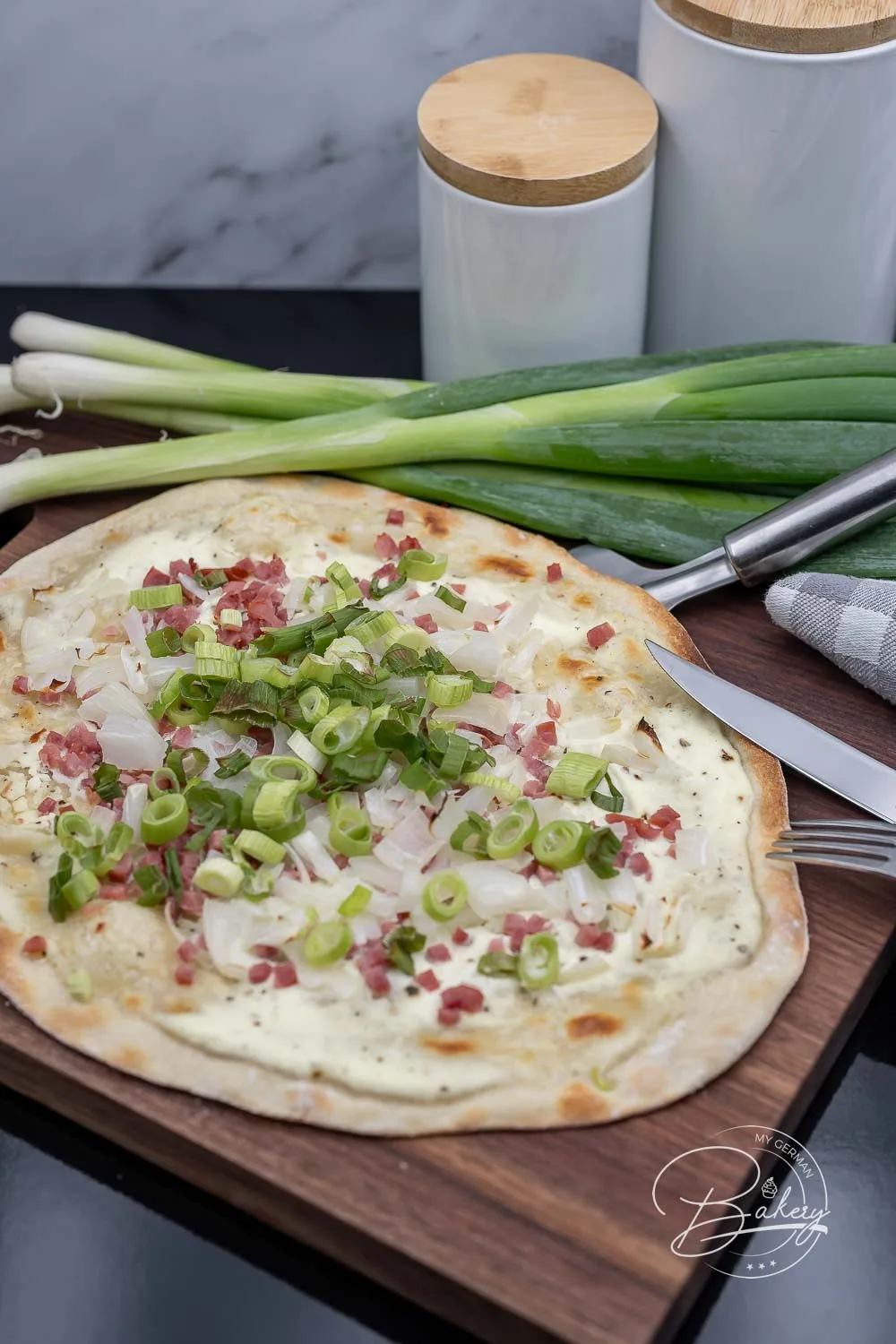 Flammkuchen Rezept - Einfacher Elsässer Flammkuchenteig für dünnen Zwiebelkuchen - Rezept Flammkuchen - Einfaches Flammkuchen Rezept ohne Vorbereitung - gelingt immer - wie in Frankreich