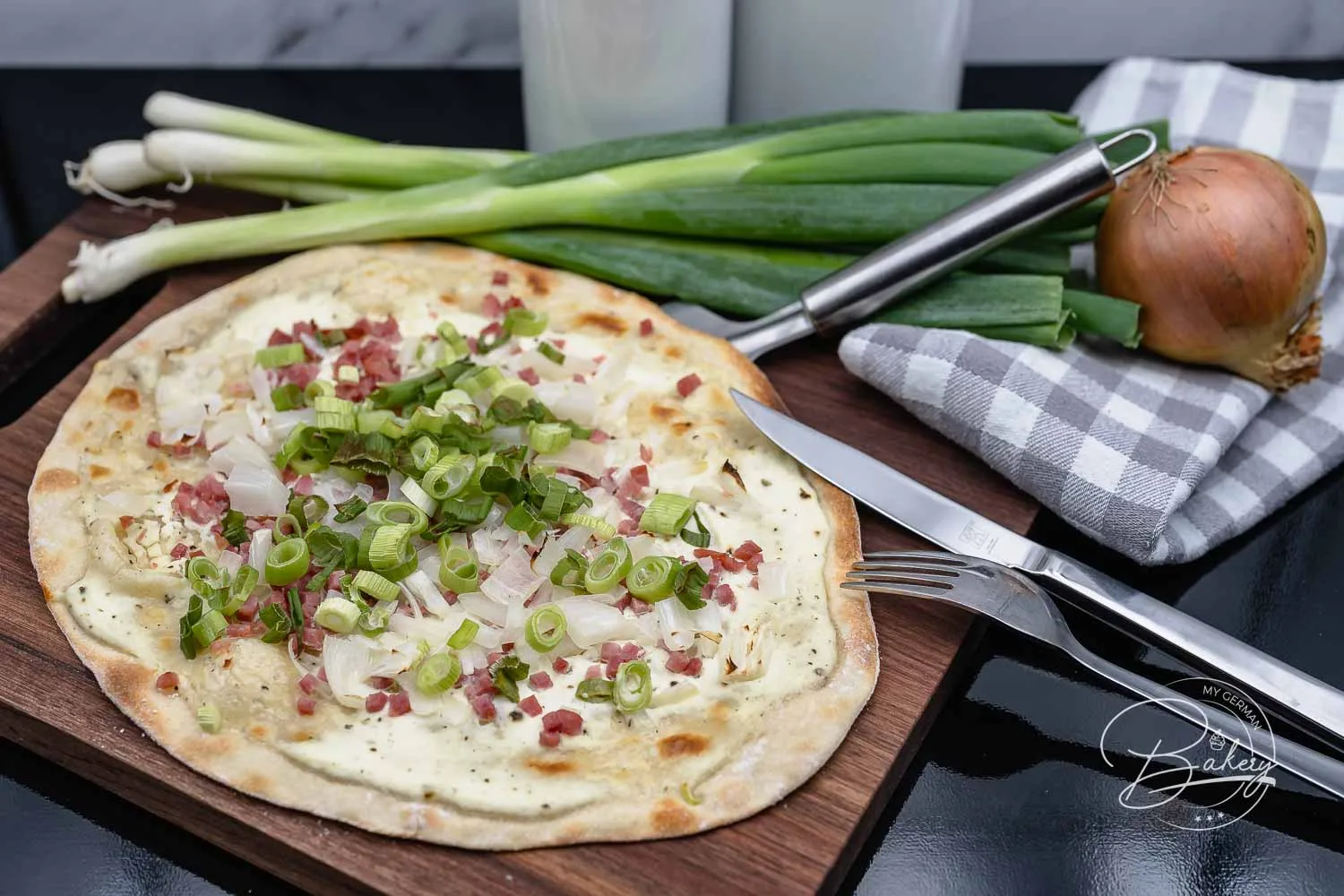Flammkuchen Rezept - Einfacher Elsässer Flammkuchenteig für dünnen Zwiebelkuchen - Rezept Flammkuchen - Einfaches Flammkuchen Rezept ohne Vorbereitung - gelingt immer - wie in Frankreich