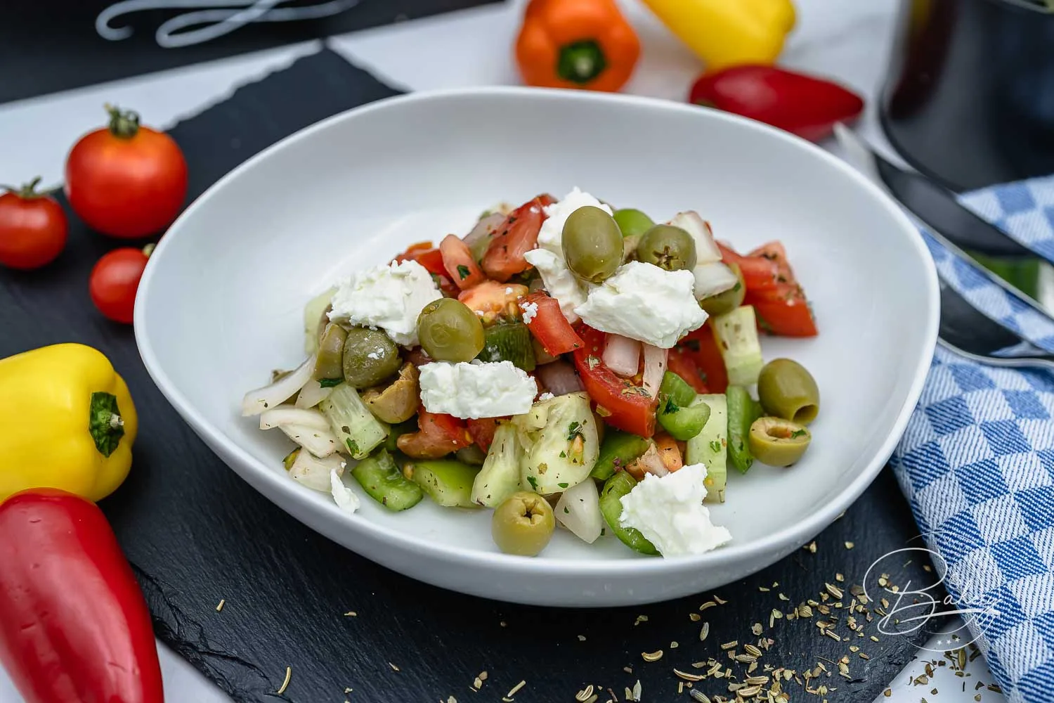 Griechischer Bauernsalat - Griechischer Salat mit Feta - leichter Griechischer Salat mit Feta für den Sommer und zum Grillen - Griechischer Salat mit Fetakäse - Sommersalat nach Balkan Art - Gesunde Ernährung