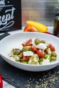 Griechischer Bauernsalat - Griechischer Salat mit Feta - leichter Griechischer Salat mit Feta für den Sommer und zum Grillen - Griechischer Salat mit Fetakäse - Sommersalat nach Balkan Art - Gesunde Ernährung