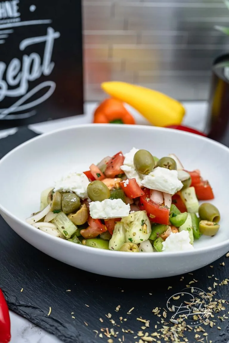 Griechischer Bauernsalat - Griechischer Salat mit Feta - leichter Griechischer Salat mit Feta für den Sommer und zum Grillen - Griechischer Salat mit Fetakäse - Sommersalat nach Balkan Art - Gesunde Ernährung