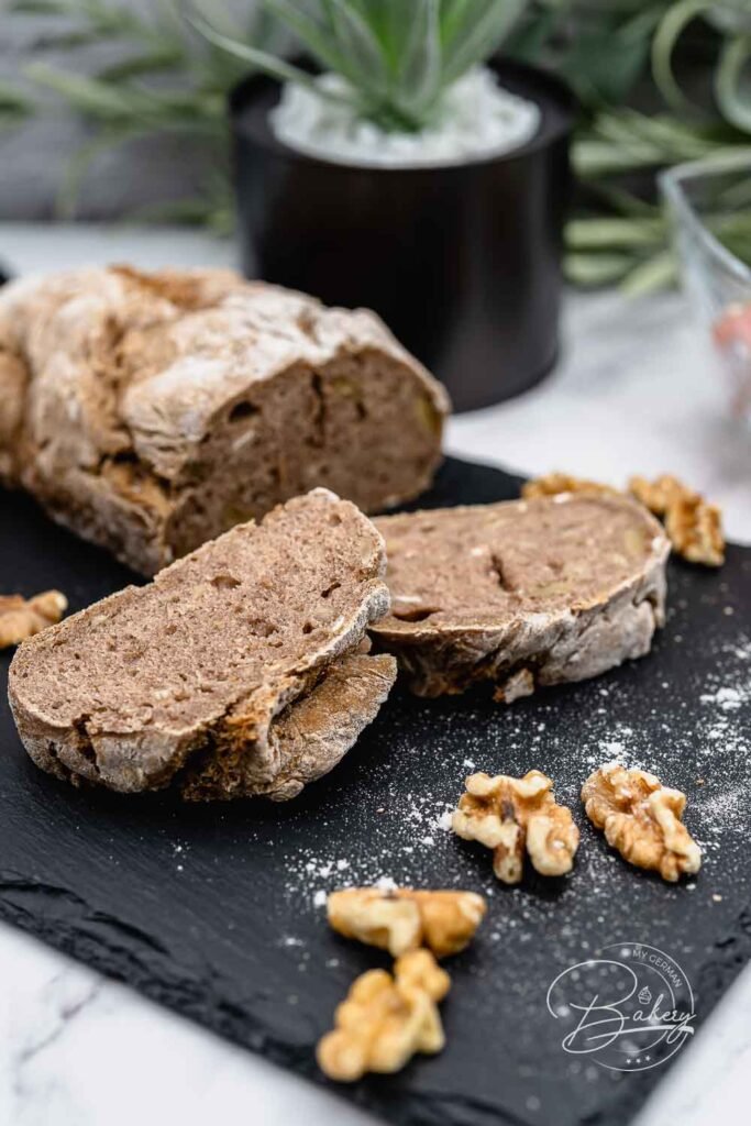 Vollkornbrot Rezept - dunkles Brot einfach selber backen - einfach, schnell, lecker - dunkles Brot backen - Vollkornbrot mit Walnüssen - gesundes und lockeres Brot zum Frühstück oder als Dinner-Brot zum Salat