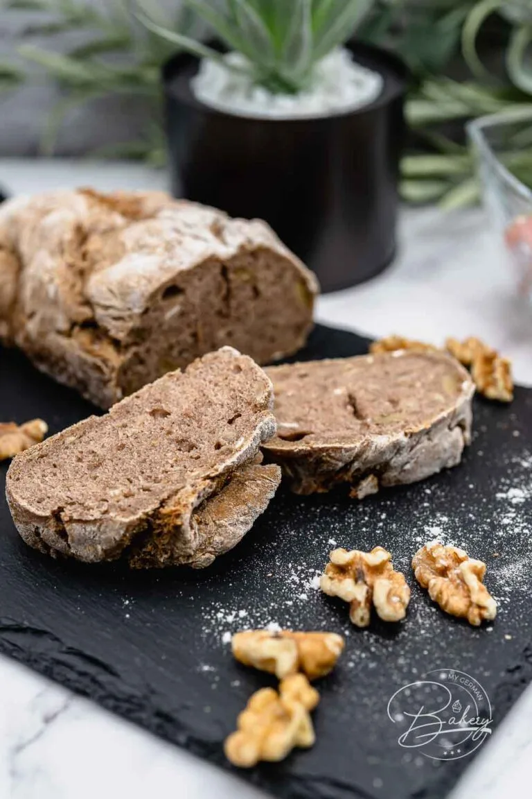 Vollkornbrot Rezept - dunkles Brot einfach selber backen - einfach, schnell, lecker - dunkles Brot backen - Vollkornbrot mit Walnüssen - gesundes und lockeres Brot zum Frühstück oder als Dinner-Brot zum Salat