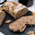 Vollkornbrot Rezept - dunkles Brot einfach selber backen - einfach, schnell, lecker - dunkles Brot backen - Vollkornbrot mit Walnüssen - gesundes und lockeres Brot zum Frühstück oder als Dinner-Brot zum Salat