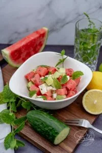 Sommersalat mit Wassermelone Rezept - Leichter Fitness Salat mit Feta - Fitness-Salat - Gesunder Salat mit Wassermelone, Gurke, Feta und frischer Minze - erfrischend und einfach