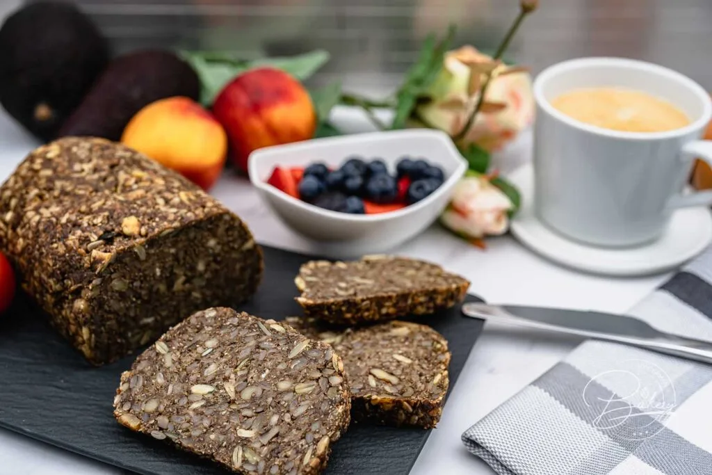 Low Carb Saatenbrot Rezept mit Backpulver - Gesundes Brot zum Frühstück als Körnerbrot mit Haferflocken - Rezept - Einfaches Saatenbrot ohne Mehl - gelingt schnell, nahrhaft, gesund - vegan und glutenfrei