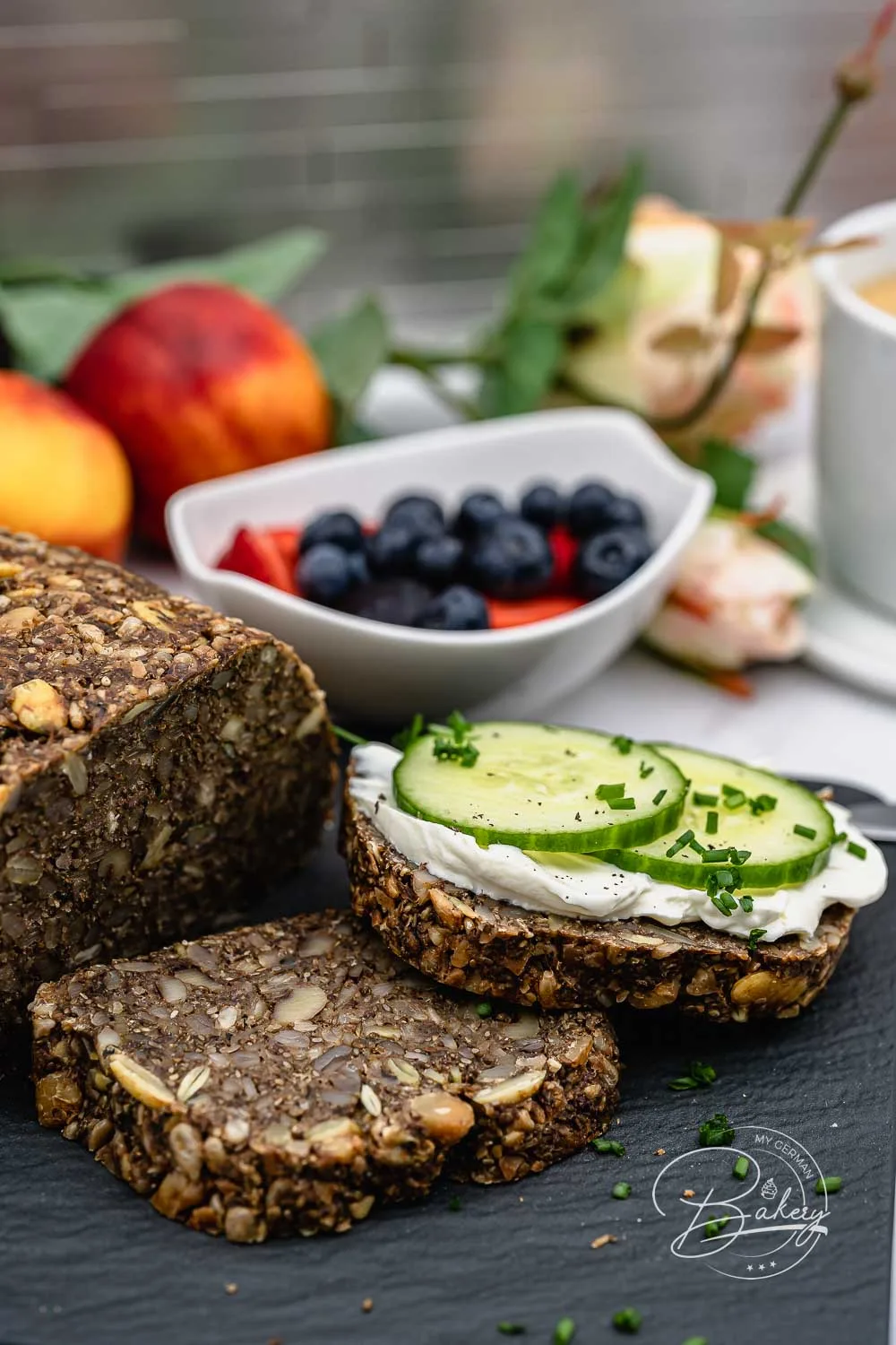 Low Carb Saatenbrot Rezept mit Backpulver - Gesundes Brot zum Frühstück als Körnerbrot mit Haferflocken - Rezept - Einfaches Saatenbrot ohne Mehl - gelingt schnell, nahrhaft, gesund - vegan und glutenfrei