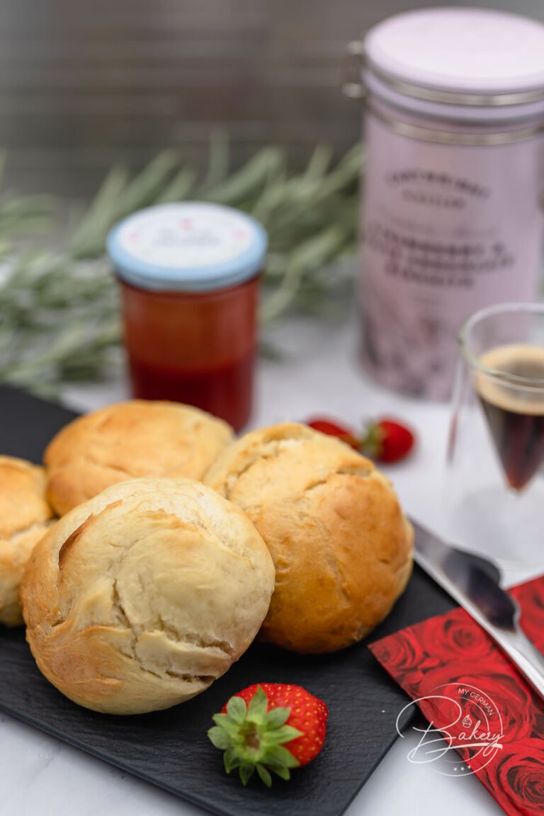 Leckere Milchbrötchen - bestes einfaches Brötchen Rezept für weiche Brötchen und Mürbchen - Rezept Milchbrötchen - einfache Mürbchen selber machen - schnelles Rezept für weiche Brötchen mit Joghurt