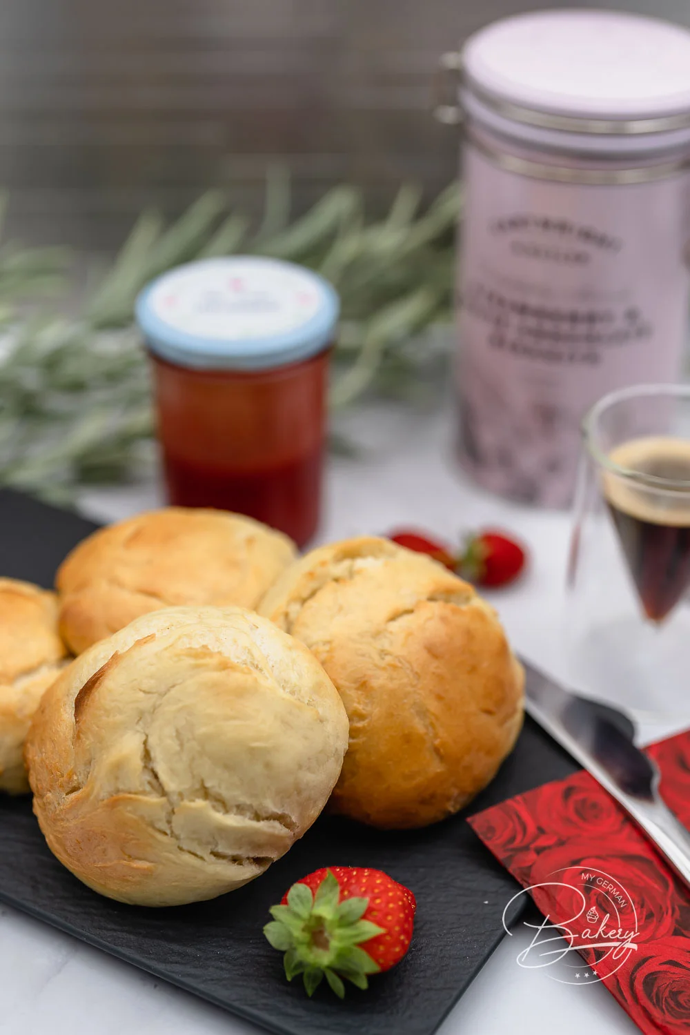Leckere Milchbrötchen - bestes einfaches Brötchen Rezept für weiche Brötchen und Mürbchen - Rezept Milchbrötchen - einfache Mürbchen selber machen - schnelles Rezept für weiche Brötchen mit Joghurt