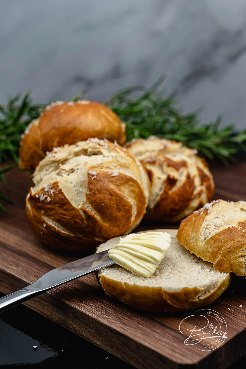 Bestes Laugenbrötchen Rezept und Laugenstangen Rezept für klassische salzige Brötchen. Schnell, einfach Laugen selber backen. Zutaten für
