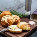 Bestes Laugenbrötchen Rezept und Laugenstangen Rezept für klassische salzige Brötchen. Schnell, einfach Laugen selber backen. Zutaten für