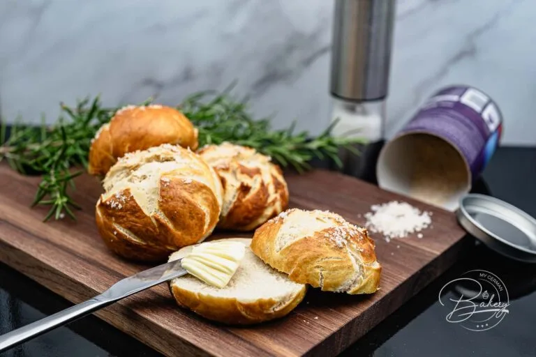 Bestes Laugenbrötchen Rezept und Laugenstangen Rezept für klassische salzige Brötchen. Schnell, einfach Laugen selber backen. Zutaten für