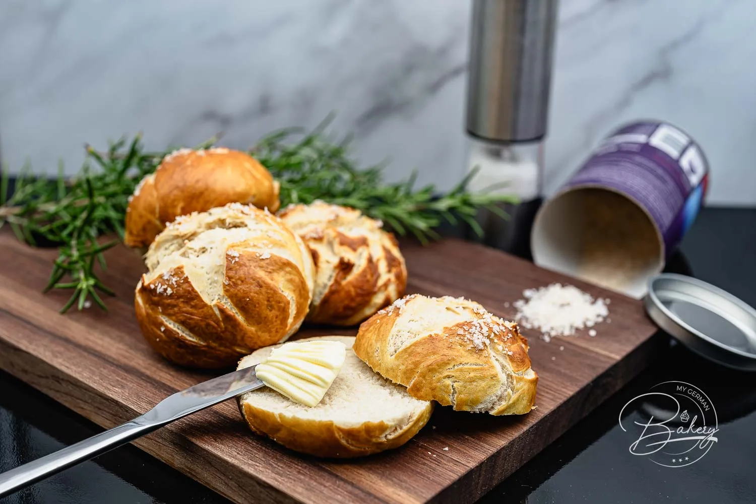 Bestes Laugenbrötchen Rezept und Laugenstangen Rezept für klassische salzige Brötchen. Schnell, einfach Laugen selber backen. Zutaten für