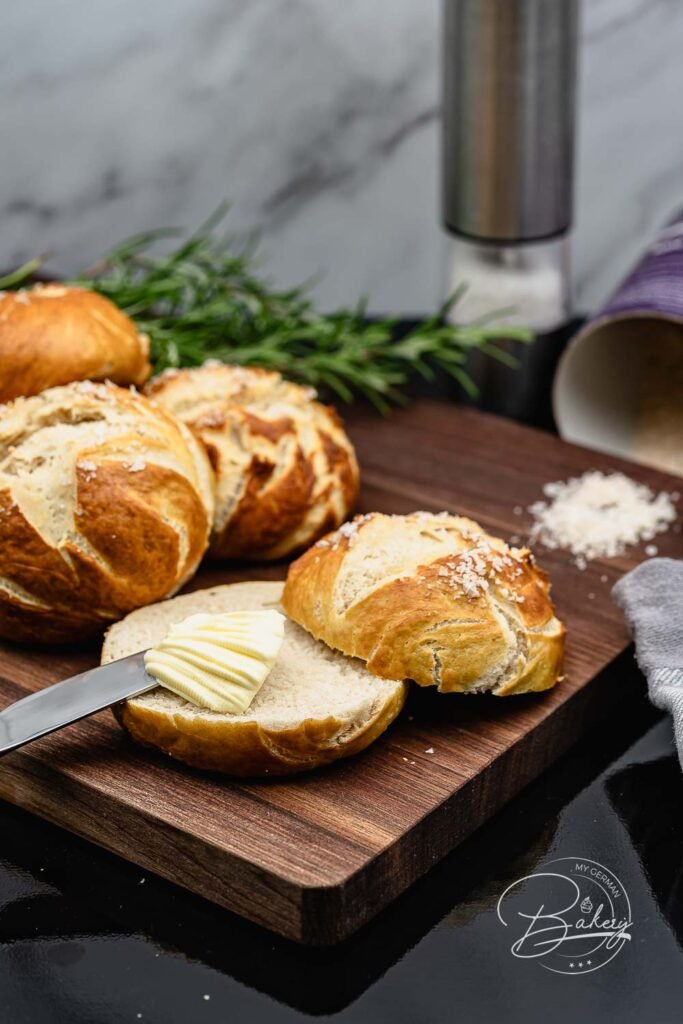 Bestes Laugenbrötchen Rezept und Laugenstangen Rezept für klassische salzige Brötchen. Schnell, einfach Laugen selber backen. Zutaten für