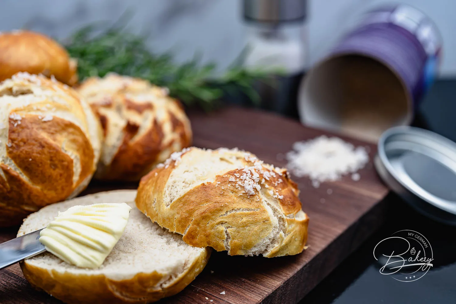 Bestes Laugenbrötchen Rezept und Laugenstangen Rezept für klassische salzige Brötchen. Schnell, einfach Laugen selber backen. Zutaten für