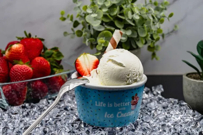 Leckeres Joghurt Eis Rezept schnell und einfach selber machen mit einfachen Zutaten und einer Eismaschine kann das Joghurteis cremig werden.