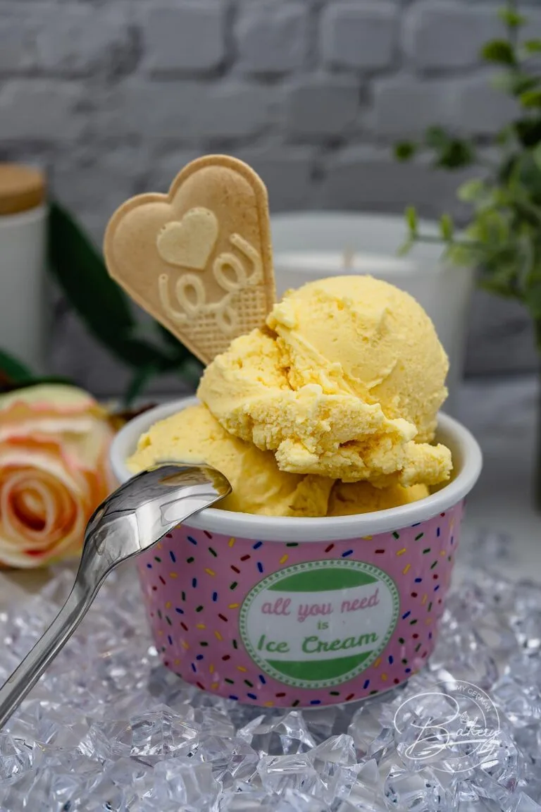 Anleitung für unser leckeres Pfirsich-Joghurt Eis Rezept, das extra fruchtig und cremig ist, mit einfachen Zutaten selbst gemacht wird. Pfirsiche Obst