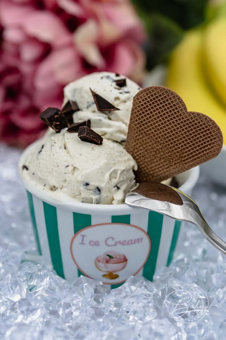 Das beste Rezept für reife Bananen, ein leckeres Bananen-Split aus unserem Bananen Eis Rezept. Wer das Eis in den Eisdielen mag, wird dieses Rezept lieben. Die herrlichen cremigen Bananen gemischt mit leckeren Schokosplittern oder dunkler Schokolade sind eine besondere Kombination. Es gelingt einfach und schnell.