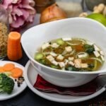 Klassische Hühnersuppe - einfach erklärt - gegen Erkältung - Klassische Hühnersuppe Rezept ist nicht nur bei Erkältungen das perfekte Hilfsmittel, sondern auch sehr nahrhaft. Großmutters Rezept der Suppe