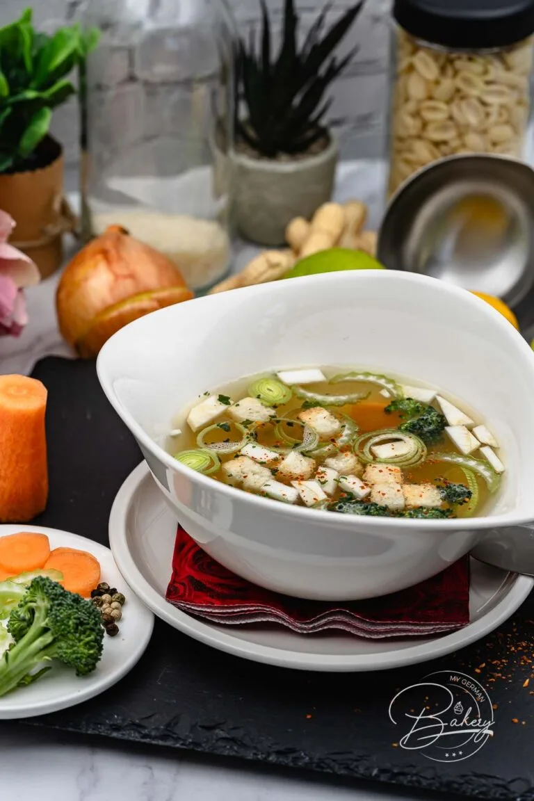 Klassische Hühnersuppe - einfach erklärt - gegen Erkältung - Klassische Hühnersuppe Rezept ist nicht nur bei Erkältungen das perfekte Hilfsmittel, sondern auch sehr nahrhaft. Großmutters Rezept der Suppe