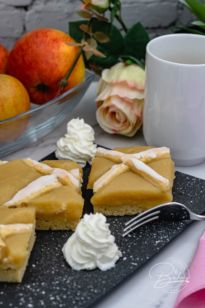 Einfacher Blechkuchen - Rezept mit Apfelmus - Gitterkuchen - schneller, einfacher Blechkuchen und bestes Apfelkuchen Rezept, wirklich schnell gebacken. Leichtes Anfänger Rezept für einen Apfelkuchen Rezept mit Apfelmus und als Gitterkuchen. Einfaches Kuchenrezept ohne Milch als schneller, einfacher Blechkuchen.