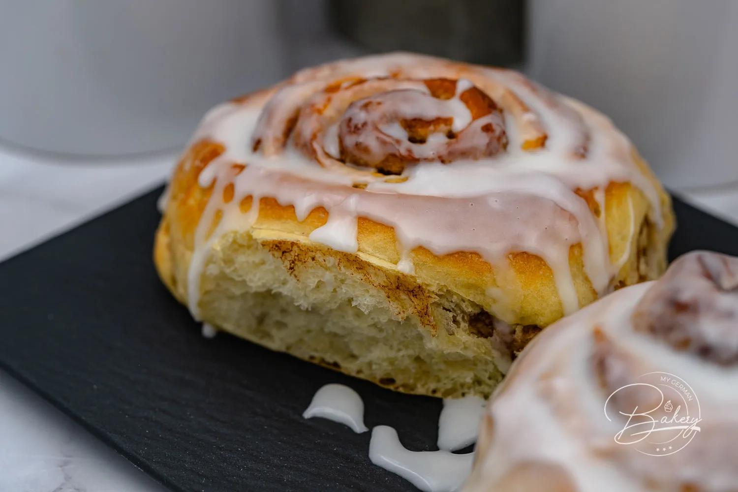 Zimtschnecken Rezept - Leckere Cinnamon Rolls aus Hefeteig - Rezept für leckere Zimtschnecken Cinnamon Rolls aus Hefeteig mit Zimt und cremiger Zuckerguss-Glasur. Weiche dicke Zimtschnecken Icing - Cinnamon Rolls und Zimtschnecken selber machen - einfach und schnell gebacken