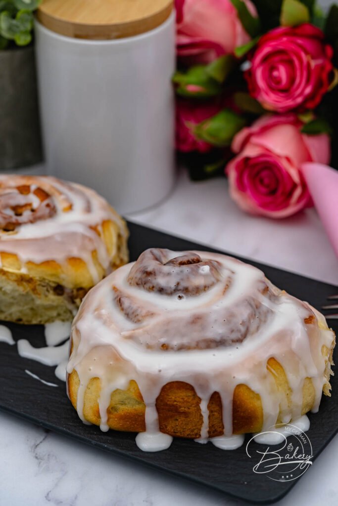 Zimtschnecken Rezept - Leckere Cinnamon Rolls aus Hefeteig - Rezept für leckere Zimtschnecken Cinnamon Rolls aus Hefeteig mit Zimt und cremiger Zuckerguss-Glasur. Weiche dicke Zimtschnecken Icing - Cinnamon Rolls und Zimtschnecken selber machen - einfach und schnell gebacken