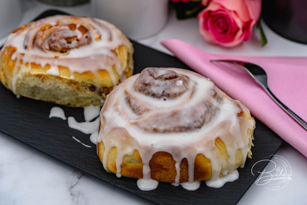 Zimtschnecken Rezept - Leckere Cinnamon Rolls aus Hefeteig - Rezept für leckere Zimtschnecken Cinnamon Rolls aus Hefeteig mit Zimt und cremiger Zuckerguss-Glasur. Weiche dicke Zimtschnecken Icing - Cinnamon Rolls und Zimtschnecken selber machen - einfach und schnell gebacken