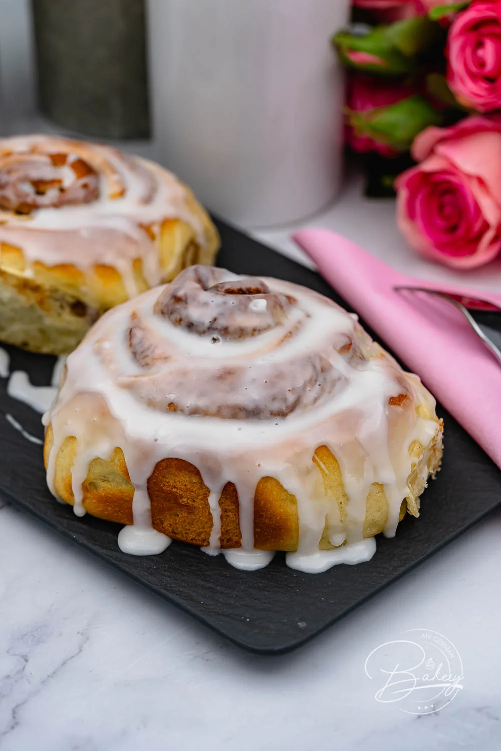 Zimtschnecken Rezept - Leckere Cinnamon Rolls aus Hefeteig - Rezept für leckere Zimtschnecken Cinnamon Rolls aus Hefeteig mit Zimt und cremiger Zuckerguss-Glasur. Weiche dicke Zimtschnecken Icing - Cinnamon Rolls und Zimtschnecken selber machen - einfach und schnell gebacken