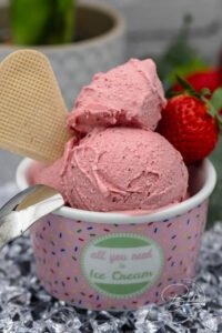 Schnelles und einfaches Erdbeer-Joghurt Eis Rezept für leckeres Speiseeis in wenigen Minuten. Cremiges Erdbeer-Eis als Frozen Yoghurt Variante