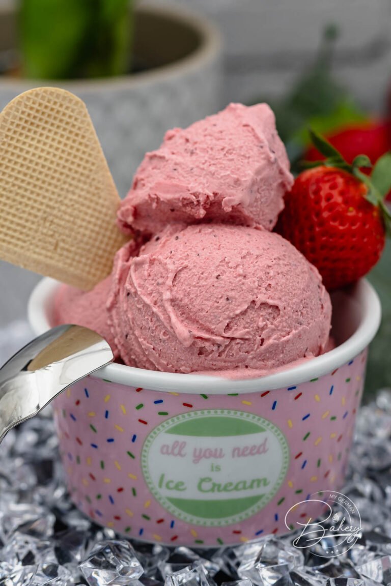 Schnelles und einfaches Erdbeer-Joghurt Eis Rezept für leckeres Speiseeis in wenigen Minuten. Cremiges Erdbeer-Eis als Frozen Yoghurt Variante
