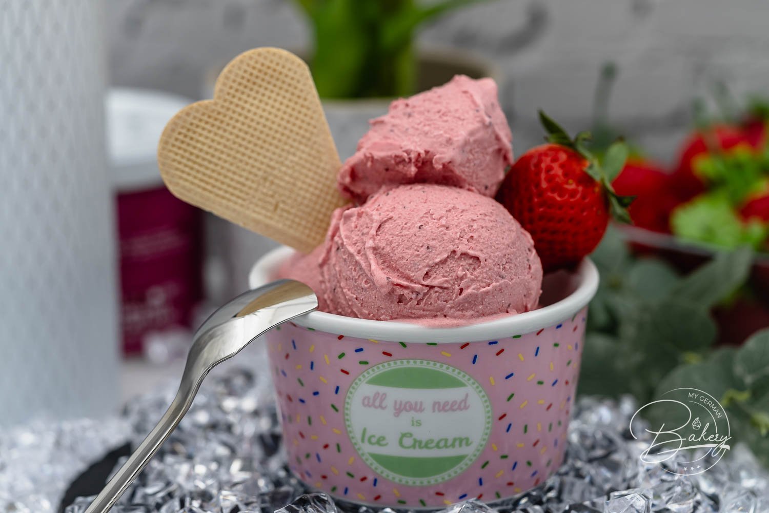 Schnelles und einfaches Erdbeer-Joghurt Eis Rezept für leckeres Speiseeis in wenigen Minuten. Cremiges Erdbeer-Eis als Frozen Yoghurt Variante
