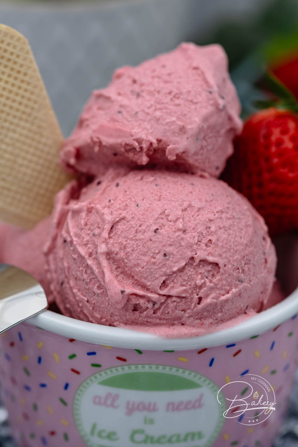Schnelles und einfaches Erdbeer-Joghurt Eis Rezept für leckeres Speiseeis in wenigen Minuten. Cremiges Erdbeer-Eis als Frozen Yoghurt Variante