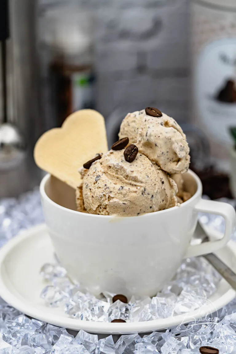 Kaffee Eis Rezept - Cappuccino Eis mit Schokolade - einfaches Rezept wie Eiskaffee, leckere Eiscreme mit Kaffee und Schokoladenstücken. Espresso Kaffee aus unserer Kaffeemaschine für bestes Kaffee Eis und Cappuccino Eis